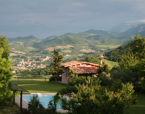 Vista della casa per due con piscina nelle Marche